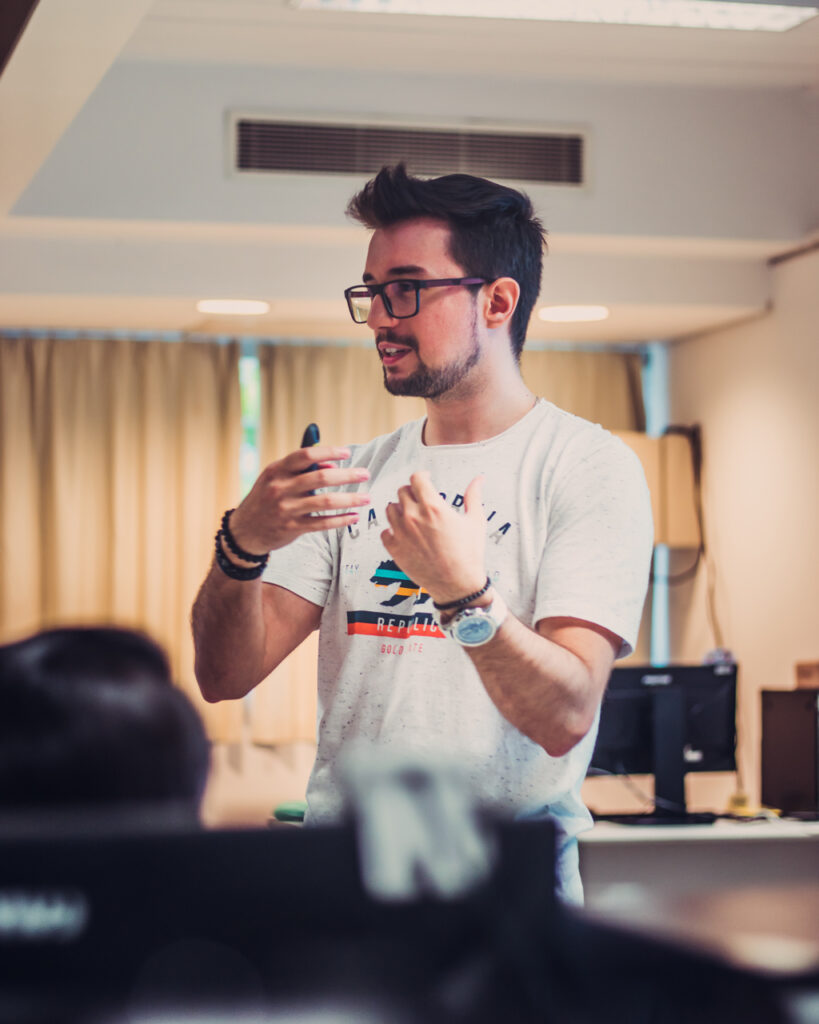 Leonardo Bonetto palestrando e gesticulando.